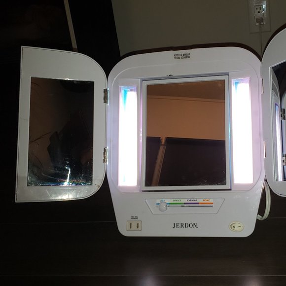 Tri Fold Lighted Beauty Makeup Mirror - Picture 4 of 5